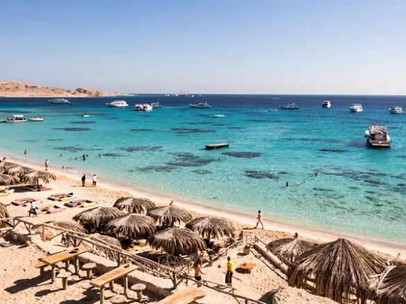 Red Sea lifestyle Egypt: Giftun Island beach and turquoise water