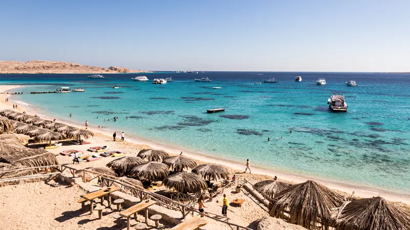Red Sea lifestyle Egypt: Giftun Island beach and turquoise water